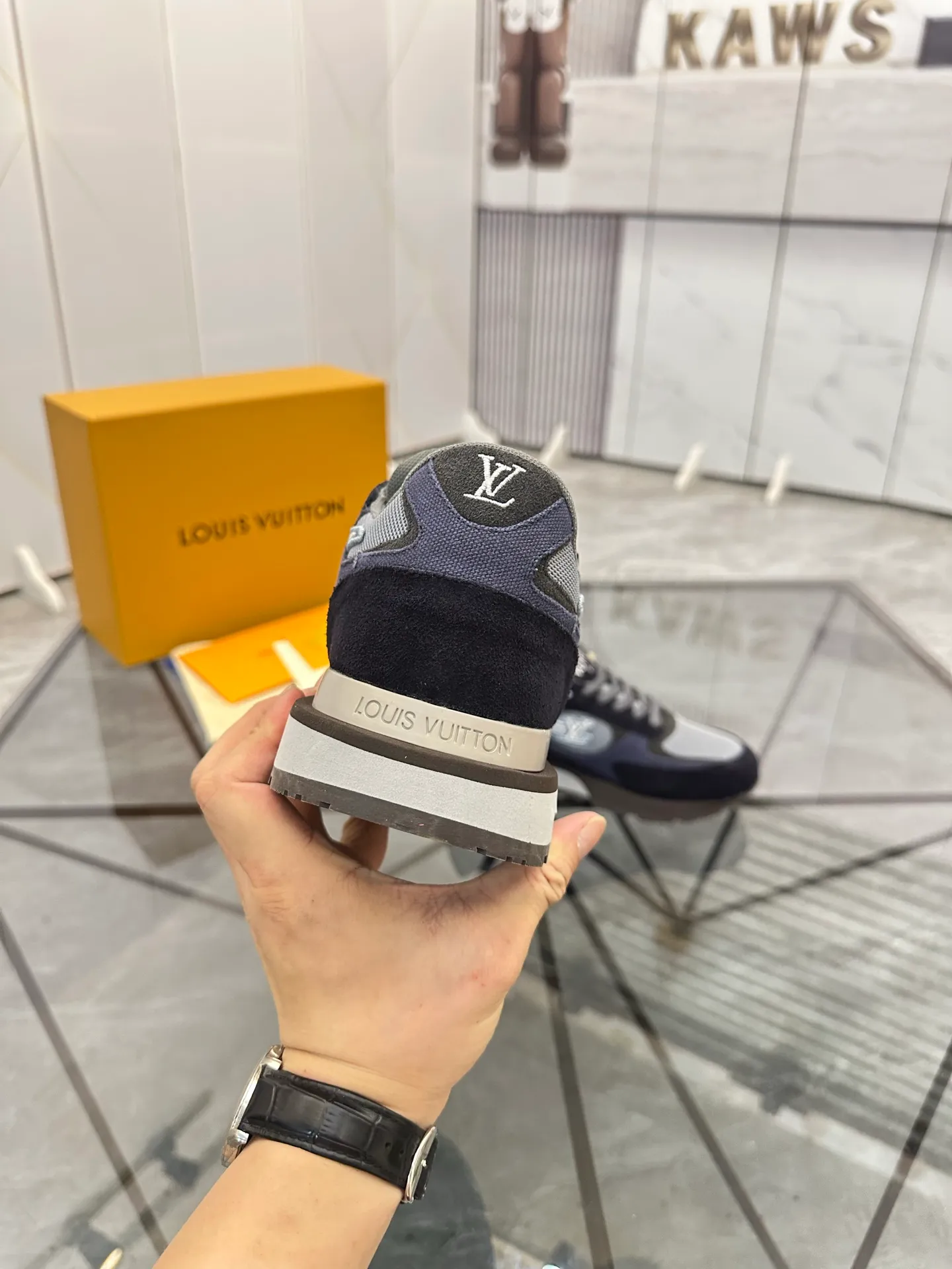 Men's shoes for sale 💰: 💰P660¥ High-end top quality Product trademark: LV * "Louis Vuitton*" low-top casual shoes Regular size: 39-45 (can be customized to 46) Product materials: upper imported first-layer cowhide spliced ​​nubuck leather ➕ breathable cotton mesh, breathable lining, original outsole. No.: H201
